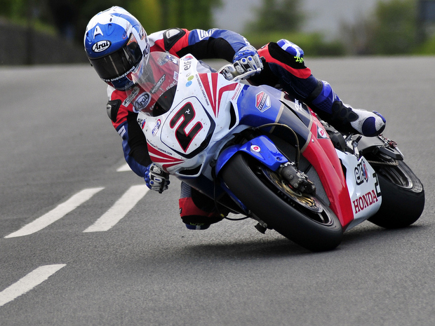 Keith Amor during practice for the 2011 Isle of Man TT, riding for the Honda TT Legends team